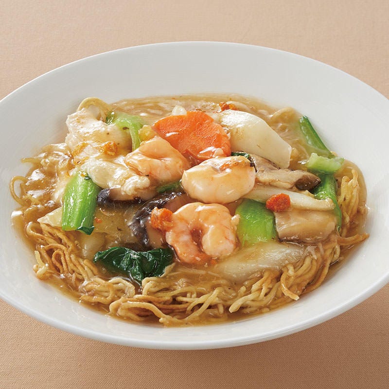 白いお皿に五目あんかけ焼きそばが盛られている様子