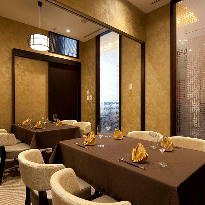 ゴールドを基調とした東天紅 KITTE名古屋店の内装