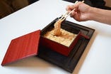 日本の甘味といえば「わらび餅」  　当店自慢のお店でわらび粉から練り上げたたゆんとろんな食感をぜひご賞味ください。たっぷりきな粉をまぶして赤いお重箱で提供します。お好みで黒蜜をかけてどうぞ。