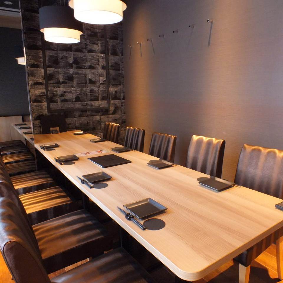 和モダンなおしゃれな雰囲気のテーブル席が並んでいるじぶんどき 大宮東口駅前店の店内