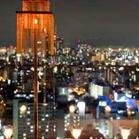 店内の大きな窓から一望できる大阪の夜景