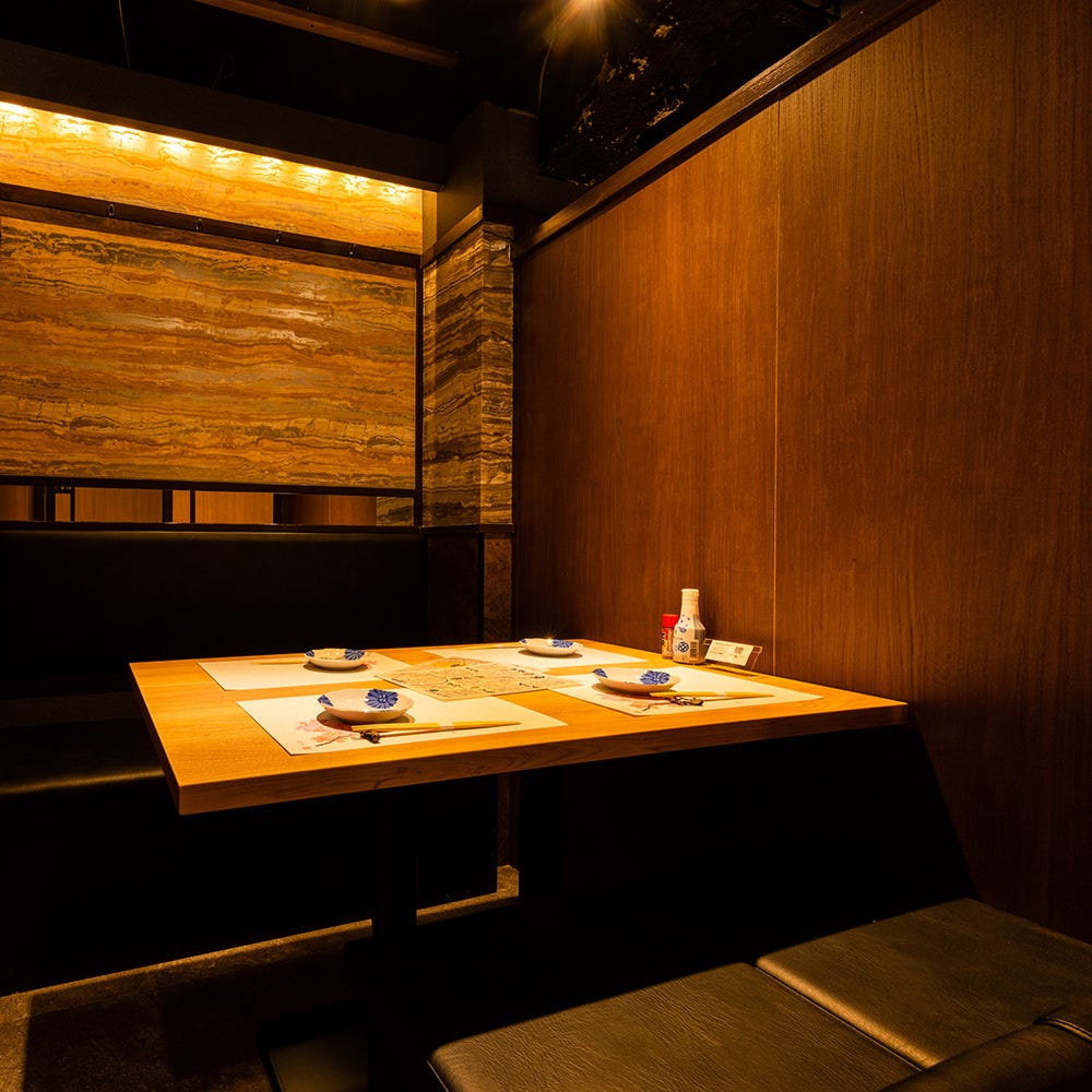 ブラウン調の高級感ある個室