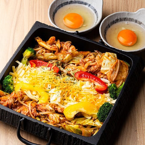 鶏肉をすき焼きに見立て、チーズをたっぷりかけた料理