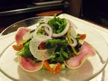 １５品目の彩り野菜サラダは自家製シークワーサードレッシングで。