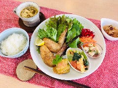 （日替わりヘルシーランチの一例） 手羽先ランチ