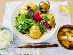 （日替わりヘルシーランチの一例） れんこん饅頭のランチ