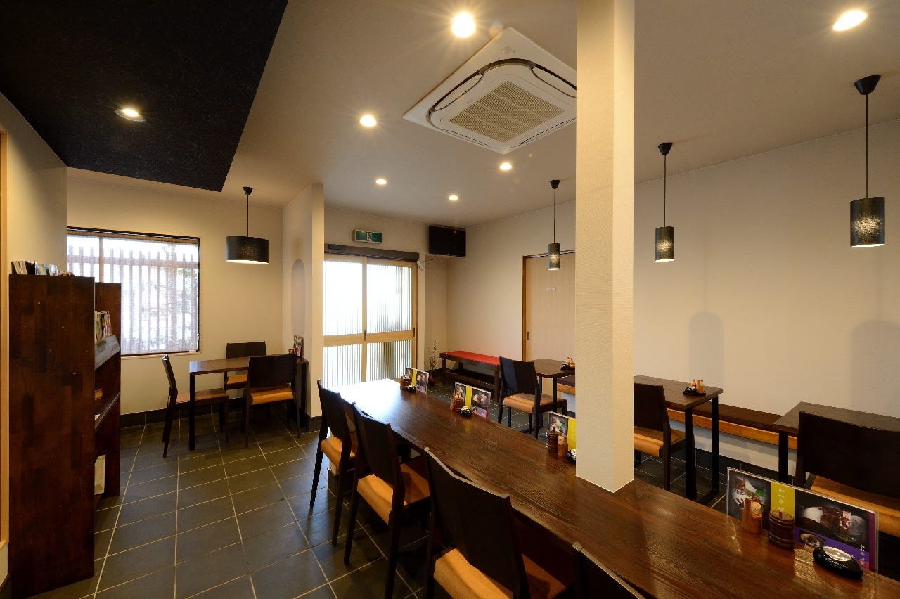テーブル席とカウンター席が並んだうなぎ 加和奈の店内