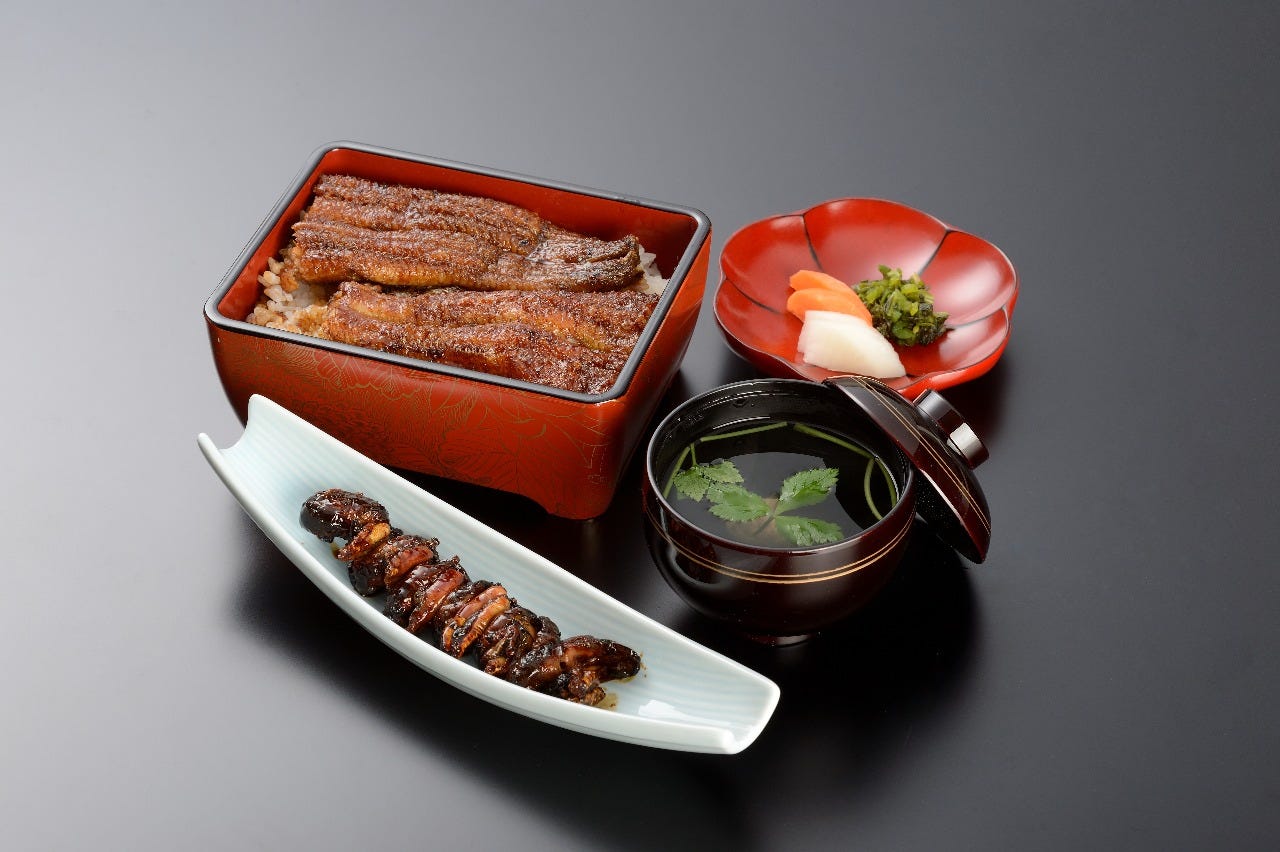 重箱に入ったうな重 浜と肝焼き、肝吸い、香の物