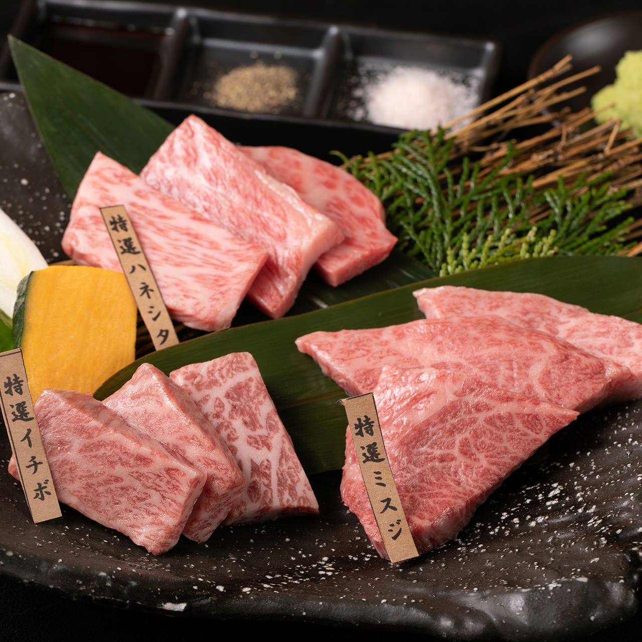 特選神戸牛のおすすめ部位が集合した3種盛りが人気です