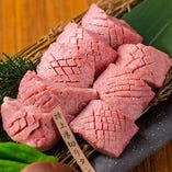 濃厚なお肉の旨みを味わえる舌の根元を分厚くカット「特上 厚切りタン」