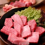 上ロース、上カルビ、上赤身肉、ホルモン盛り、焼き野菜「おすすめ上肉盛セット」