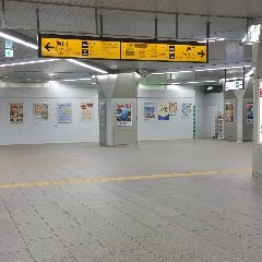 浦和駅の改札を出て西口方面へ進みます。階段を上がって外に出ると、右手に伊勢丹の正面入り口があります。
