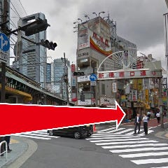 新橋駅烏森口を出て、西口商店街に入ります。
