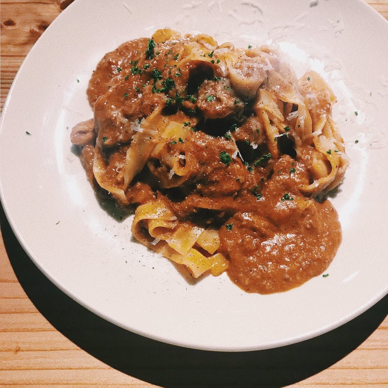 タリアテッレにたっぷりのソースが絡んでいる牛ホホ肉のラグー