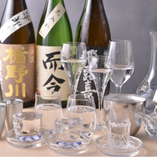 日本酒は人気の銘柄のものが常時20種以上用意されています。