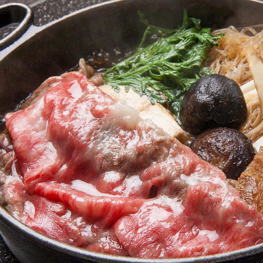最高のお肉を焼く様に鍋で煮て…  　　　　秘伝のタレをかけて…
