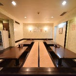 お座敷は6名様用のテーブルが4卓の構成で、手前と左側から行き来が自由。