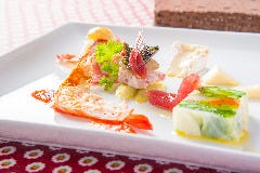 前菜にはマジアクリやカマンベールなど4種類のチーズが登場。