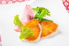 表面をさっと炙り、香りを引き出したカチョカバッロのソテー。