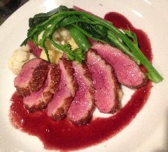メインはお好みをチョイス(写真は鴨胸肉のロースト)