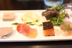 メインはお好みをチョイス(写真は鴨胸肉のロースト)