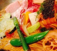 前菜は盛り合わせで