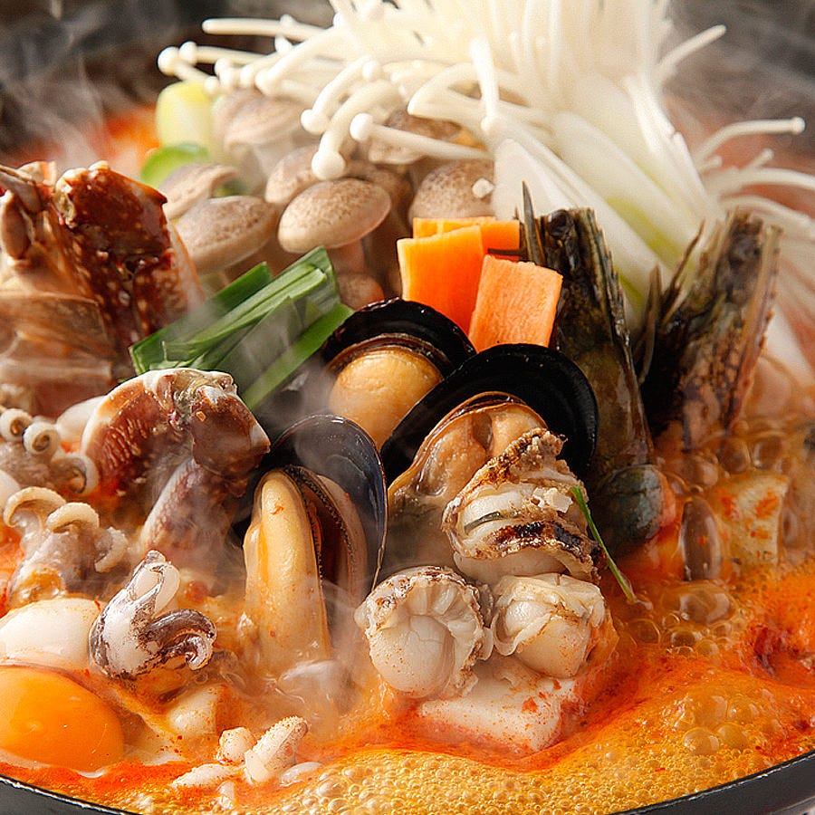 豆腐メインのスンドゥブ鍋に海鮮の旨味たっぷり染み出した絶品鍋