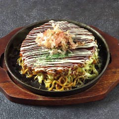 お好み焼き・もんじゃ焼き・鉄板焼き 一歩 ヨドバシ仙台店_【関西のソウルフード！】モダン焼き(ソースor塩)
お好み焼きと焼きそばを合わせた関西のソウルフード！こて吉では、太麺の焼きそばとお好み焼きの生地を卵でつなぎ、ボリューム感あふれる見た目と、それに違わない食感が特徴の逸品となっています。　