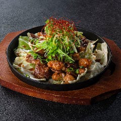 お好み焼き・もんじゃ焼き・鉄板焼き 一歩 ヨドバシ仙台店_【おすすめ！】ごちゃまぜホルモン焼き
至高の逸品！小腸・ハラミ・鶏レバーを使用した一歩の名物料理です！
味噌orガーリック醤油タレのお好みのタレで召し上がれ♪