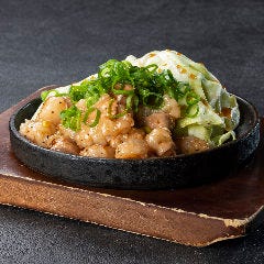 お好み焼き・もんじゃ焼き・鉄板焼き 一歩 ヨドバシ仙台店_【国産牛トロホルモン（ねぎ塩レモンor味噌）】
口の中でとろける脂身ぷりっぷりの国産牛小腸を２種の選べるタレで！
一歩の看板メニューです。