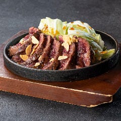 お好み焼き・もんじゃ焼き・鉄板焼き 一歩 ヨドバシ仙台店_【テンションが上がる！】牛ハラミステーキ 
焼肉屋さんでは定番のハラミですが、ステーキがおすすめです！牛ハラミをミディアムレアで焼きあげました！独自のコクとジューシーさが人気