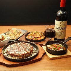 お好み焼き・もんじゃ焼き・鉄板焼き 一歩 ヨドバシ仙台店_お好み焼きには「お好み焼きワイン」を合わせて！
アツアツのお好み焼きと果実の甘みと酸味が際立つワインのペアリング！口に含むとフルーツの味が口いっぱいに広がり、爽やかな酸味とほのかな甘みがとても良いバランスです。