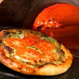 炭火石窯で焼き上げる和ピザや噛むほどに肉汁溢れるお肉をぜひ
