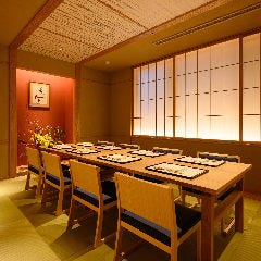 落ち着いた空間で、ごゆっくりと会食をお楽しみください。