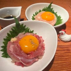 地鶏のユッケ。赤ユッケ、白ユッケ。