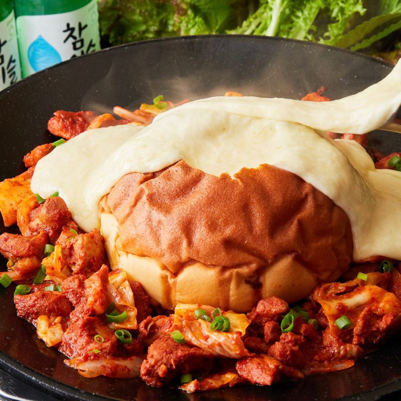 本格韓国料理と生サムギョプサル 金達莱 新大久保の「溶岩パンチーズダッカルビ」