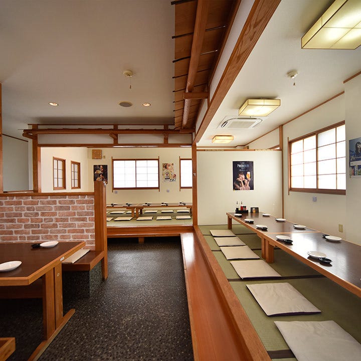 お座敷やテーブル席が並ぶ食べ飲み放題中華厨房 楊福記の店内