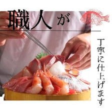 新鮮な魚介で飾られた彩り豊かな一皿