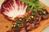 特製オニオンソースの牛肉のステーキです