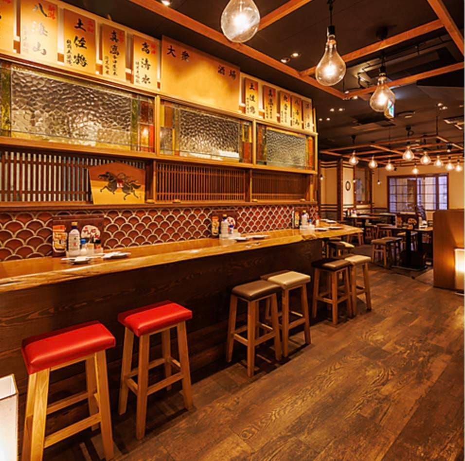 ブラウンと赤を基調とした、やきとん 大将の内装