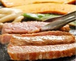 ◆韓国産石板で焼くイベリコ豚の焼肉は
ジューシー＆ヘルシー♪
