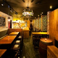 イタリアン&スペイン料理 大手町ZION_ おしゃれなアンティーク調の店内