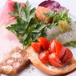 毎朝シェフが柳橋市場で厳選する、新鮮な魚介類や野菜を使用。