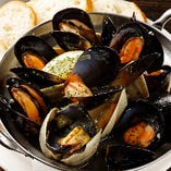 ベルギー料理の定番！「ムール貝と白ハマグリのワイン蒸し」