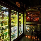 店内には160種類以上のボトルビールを納めた冷蔵庫が！