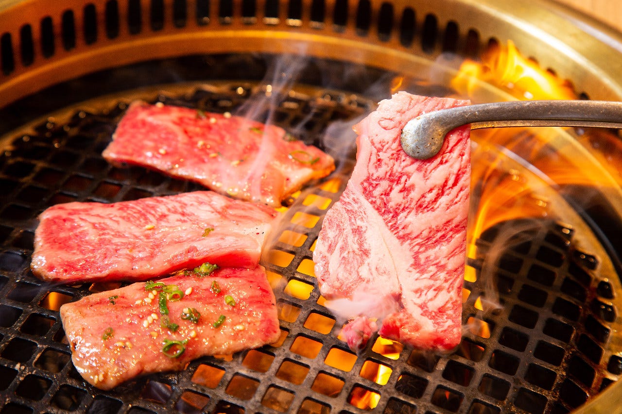 特選黒毛和牛をさっと焙り、旨味と溢れる肉汁をお楽しみ下さい。