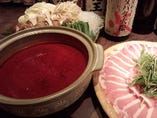 この冬人気の辛味噌豚しゃぶ鍋です。是非一度ご賞味ください。飲み放題付コースで4500円です。