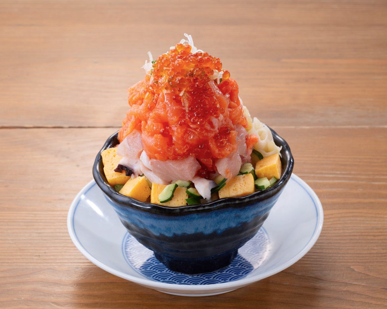 丼にこんもりと刺身が盛られた「バラちらし」