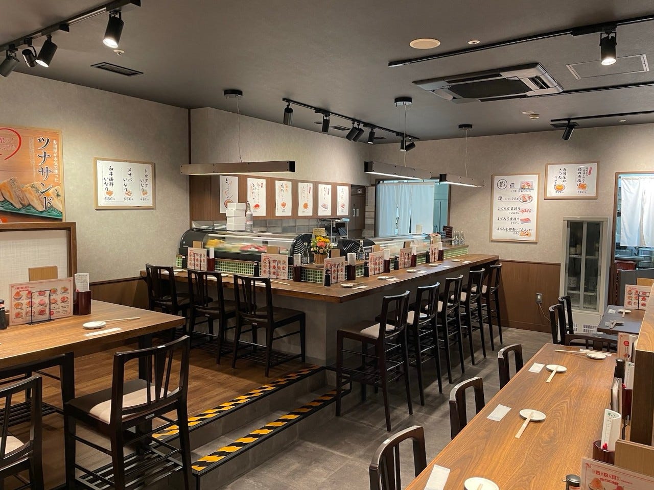 「江戸前鮨 まぐろ人 縁 高幡不動店」のテーブル席やカウンター席