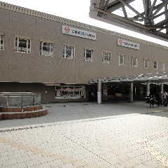 阪急豊中駅・南改札口を出て、左手にある広場に向かってください。